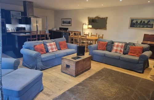 Arden Cabaña | Auchendennan Farm Cottage - sleeps 6 guests in 3 bedrooms