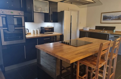 Arden Cabaña | Auchendennan Farm Cottage - sleeps 6 guests in 3 bedrooms
