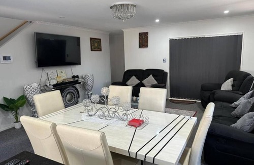 Papatoetoe Casa | Auckland Holiday in the Golden Circle