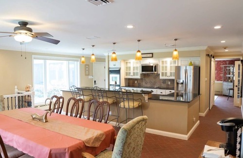 Benton Harbor Casa | Audubon Acres l pool table & outdoor dining