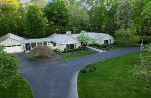 Benton Harbor Casa | Audubon Acres l pool table & outdoor dining