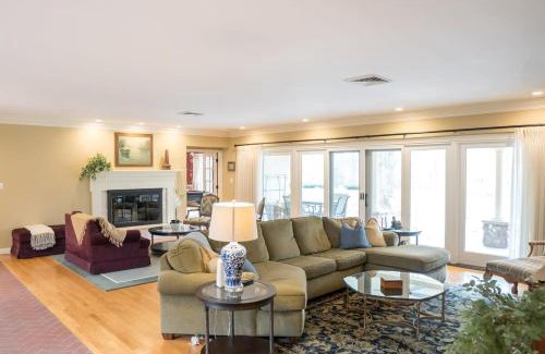 Benton Harbor Casa | Audubon Acres l pool table & outdoor dining