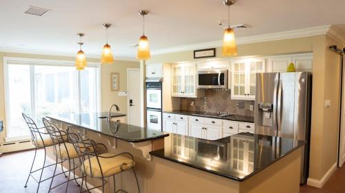 Benton Harbor Casa | Audubon Acres l pool table & outdoor dining