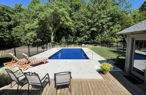 Harbert Casa | Aug 3 nt min10 Priv acres trails Heated Pool Pickle Ball Ping Pong FirePit