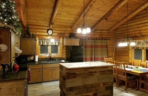 Pinetop Cabina | Decorado y listo para las vacaciones, ven y relájate y escapa.