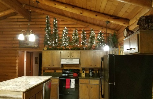 Pinetop Cabina | Decorado y listo para las vacaciones, ven y relájate y escapa.
