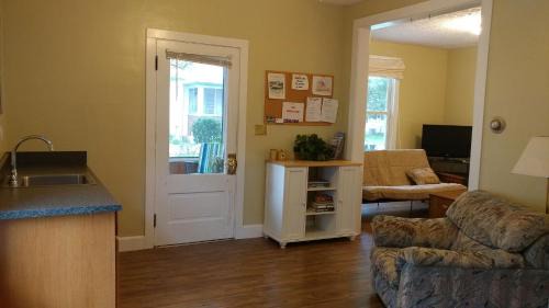 Put-in-Bay Casa | Aunt Jane's Guest House