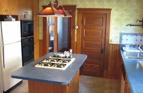 Put-in-Bay Casa | Aunt Janes 2: Large House in Downtown Put in Bay!
