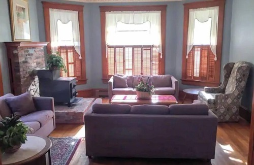 Put-in-Bay Casa | Aunt Janes 2: Large House in Downtown Put in Bay!