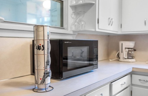 Rigby Casa | Aunt Mary's House 2-bedroom house with WiFi and window AC in delightful Rigby