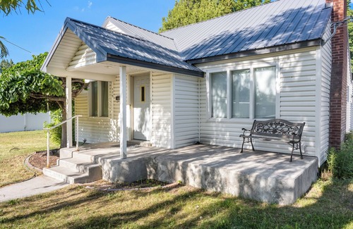 Rigby Casa | Aunt Mary's House 2-bedroom house with WiFi and window AC in delightful Rigby