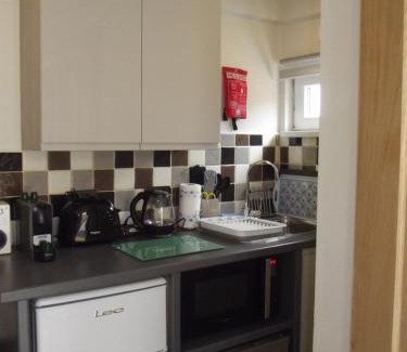 Kingsbridge Otro | Auntie Bett's - Cosy double bedded ensuite room with mini kitchen