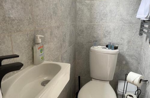 Kingsbridge Otro | Auntie Bett's - Cosy double bedded ensuite room with mini kitchen