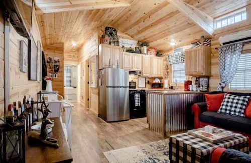 Dawsonville Cabina | Auraria Woods Hideaway-Dog friendly-Fenced- 2.2 miles from Lily Creek Farm