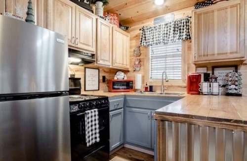 Dawsonville Cabina | Auraria Woods Hideaway-Dog friendly-Fenced- 2.2 miles from Lily Creek Farm