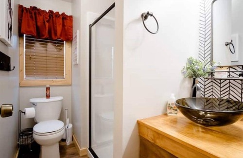 Dawsonville Cabina | Auraria Woods Hideaway-Dog friendly-Fenced- 2.2 miles from Lily Creek Farm
