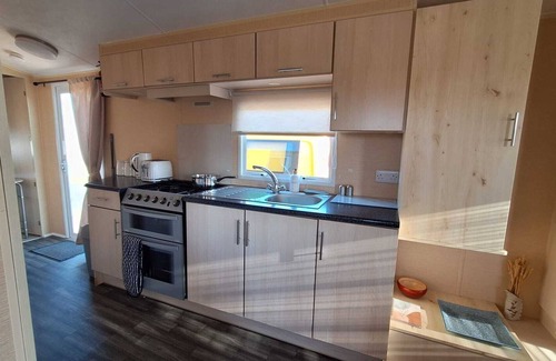 Lossiemouth Casa | Aurora on the Dunes: Coastal Stay Near West Beach with Lighthouse View!