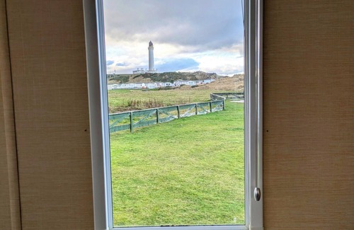 Lossiemouth Casa | Aurora on the Dunes: Coastal Stay Near West Beach with Lighthouse View!