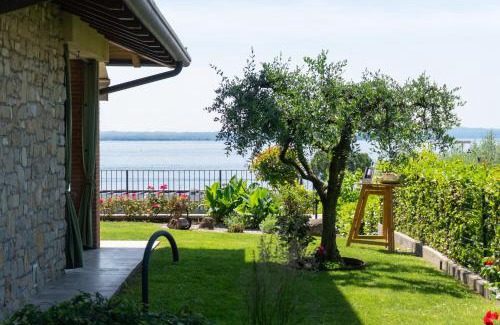 Montioni Apartamento | Ausblick Lazise Gardasee - Ferienhaus mit Seeblick, Infinity Pool, Garten und Garage