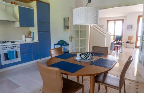 Montioni Apartamento | Ausblick Lazise Gardasee - Ferienhaus mit Seeblick, Infinity Pool, Garten und Garage