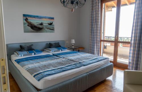 Montioni Apartamento | Ausblick Lazise Gardasee - Ferienhaus mit Seeblick, Infinity Pool, Garten und Garage