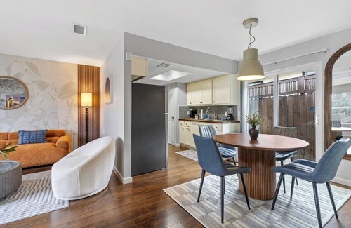 St. John - Coronado Hills Condominio | Austin King Suite Mins to St.Davids Hospital. Smart TV's, Fire Places, 3 bedroom