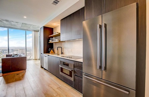 Rainey Street Historic District Condominio | Austin Rainey St. corner condo - lake views, private balcony, pool & gym