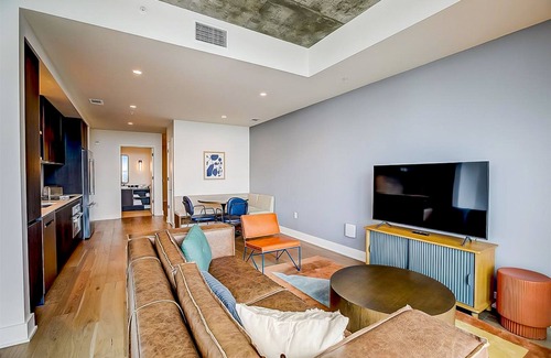 Rainey Street Historic District Condominio | Austin Rainey St. corner condo - lake views, private balcony, pool & gym