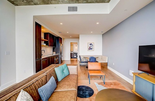 Rainey Street Historic District Condominio | Austin Rainey St. corner condo - lake views, private balcony, pool & gym