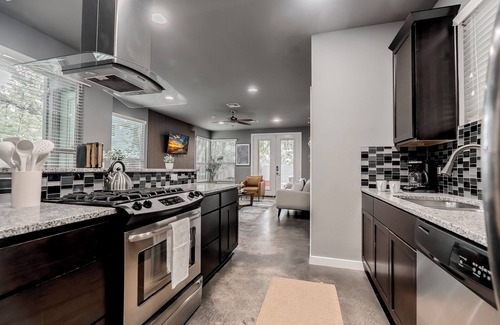 Foster Heights Casa | Austin Retreat Pool Table & Relaxing Patio