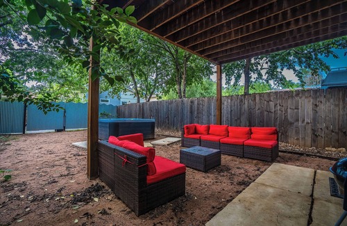 Foster Heights Casa | Austin Retreat Pool Table & Relaxing Patio