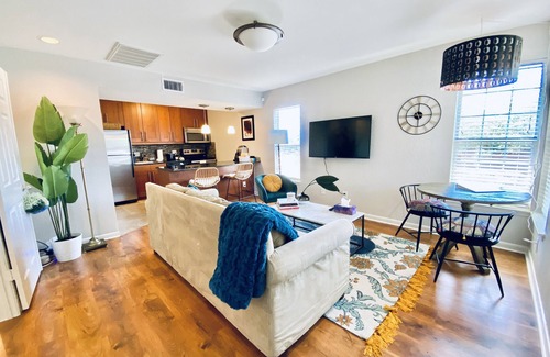 Allandale Condominio | Austin Style Extended Stay Close to Everything