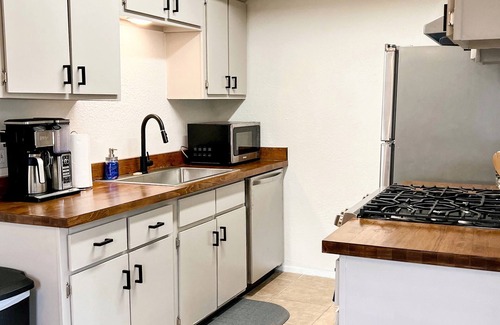 Franklin Park Casa | Austin Trio: 3bd near Congress, 6th, and Airport!