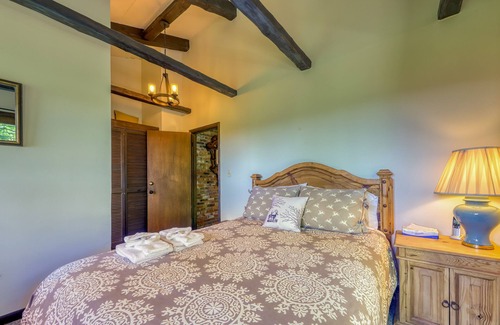 Franconia Casa | Chalet de estilo austriaco con vistas a la montaña, cerca del esquí de Cannon Mountain.