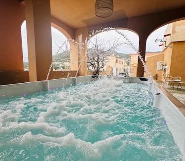 Santa-Reparata-di-Balagna Apartamento | Authentique appartement vue montagnes avec grand patio et jacuzzi chauffé