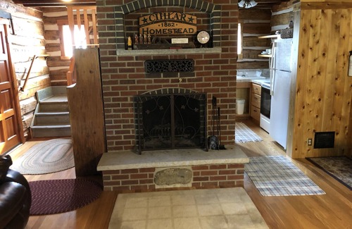 Sturgeon Bay Casa | Authentic 1882 Hand Hewn Log Home