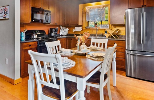 Rome Cabina | Authentic Adirondack Log Cabin with a Pond View