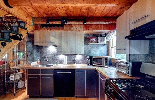 Stratton Mountain Cabina | Authentic and comfortable Vermont log cabin - secluded yet near attractions