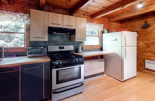 Stratton Mountain Cabina | Authentic and comfortable Vermont log cabin - secluded yet near attractions