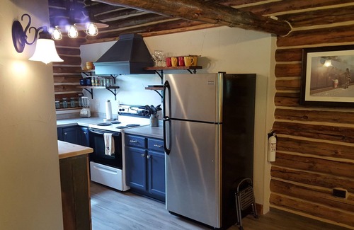 Benchmark Cabina | Authentic Black Hills Creekside Cabin
