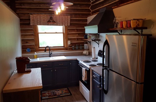 Benchmark Cabina | Authentic Black Hills Creekside Cabin
