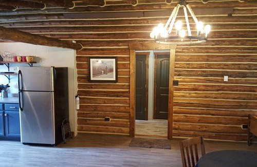 Benchmark Cabina | Authentic Black Hills Creekside Cabin
