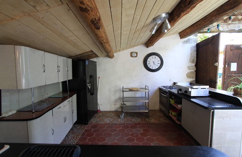 Saint Alban Auriolles Casa | Auténtica y confortable casa de campo de Ardèche en un entorno verde
