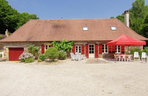 Saint-Medard-d'Excideuil Casa | Authentic farmhouse with heated pool 12x6 close to a river on a beautiful spot