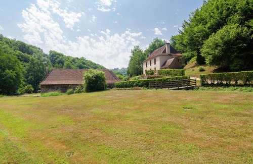 Saint-Medard-d'Excideuil Casa | Authentic farmhouse with heated pool 12x6 close to a river on a beautiful spot