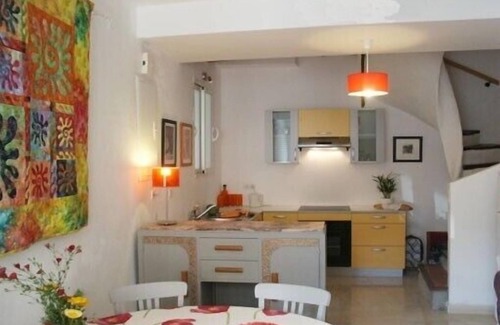 Villeneuve-les-Beziers Cabaña | Bonita casa de pueblo recientemente reformada, con terraza. WI-FI gratuito