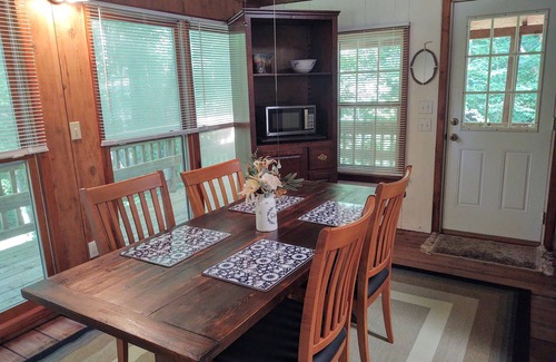 Rutherfordton Cabina | Authentic log cabin nestled in the woods by creek