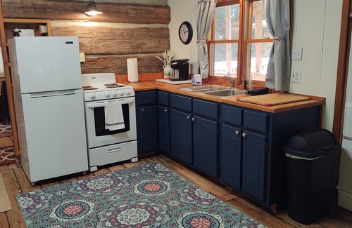 Rutherfordton Cabina | Authentic log cabin nestled in the woods by creek
