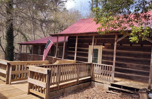 Rutherfordton Cabina | Authentic log cabin nestled in the woods by creek