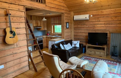 Taynuilt Cabina | Authentic log cabin close to loch shore, with hot tub & wood burning stove.